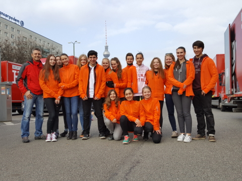 Gruppenfoto der Helfer des Herder-Gymnasiums beim Berliner Halbmarathon 2017